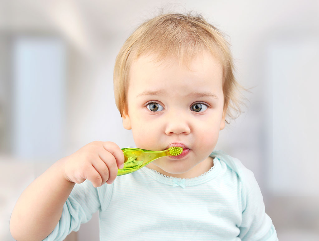 Vệ sinh răng miệng cho trẻ sơ sinh và trẻ tập đi